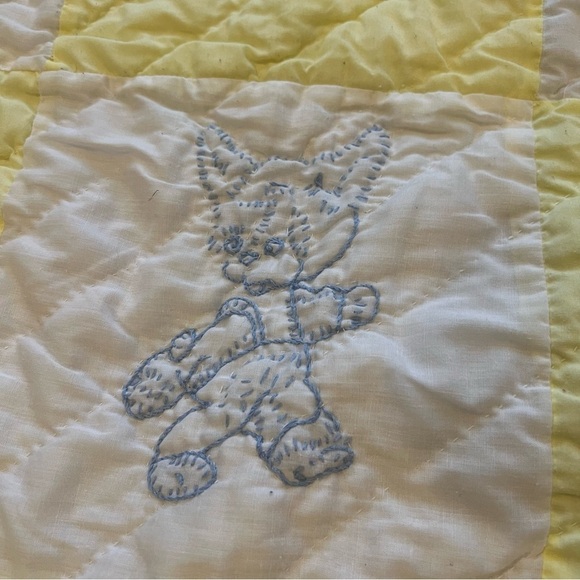 Vintage yellow and white baby quilt with hand stitched animals - Picture 3 of 7